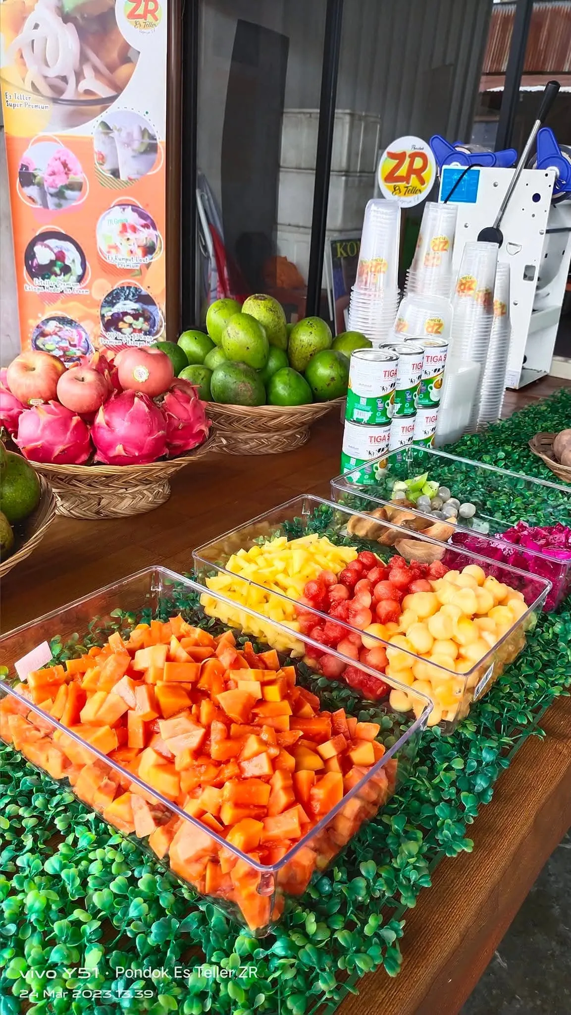 Buah-buahan Segar Colorful - Pepaya, Nanas, Buah Naga