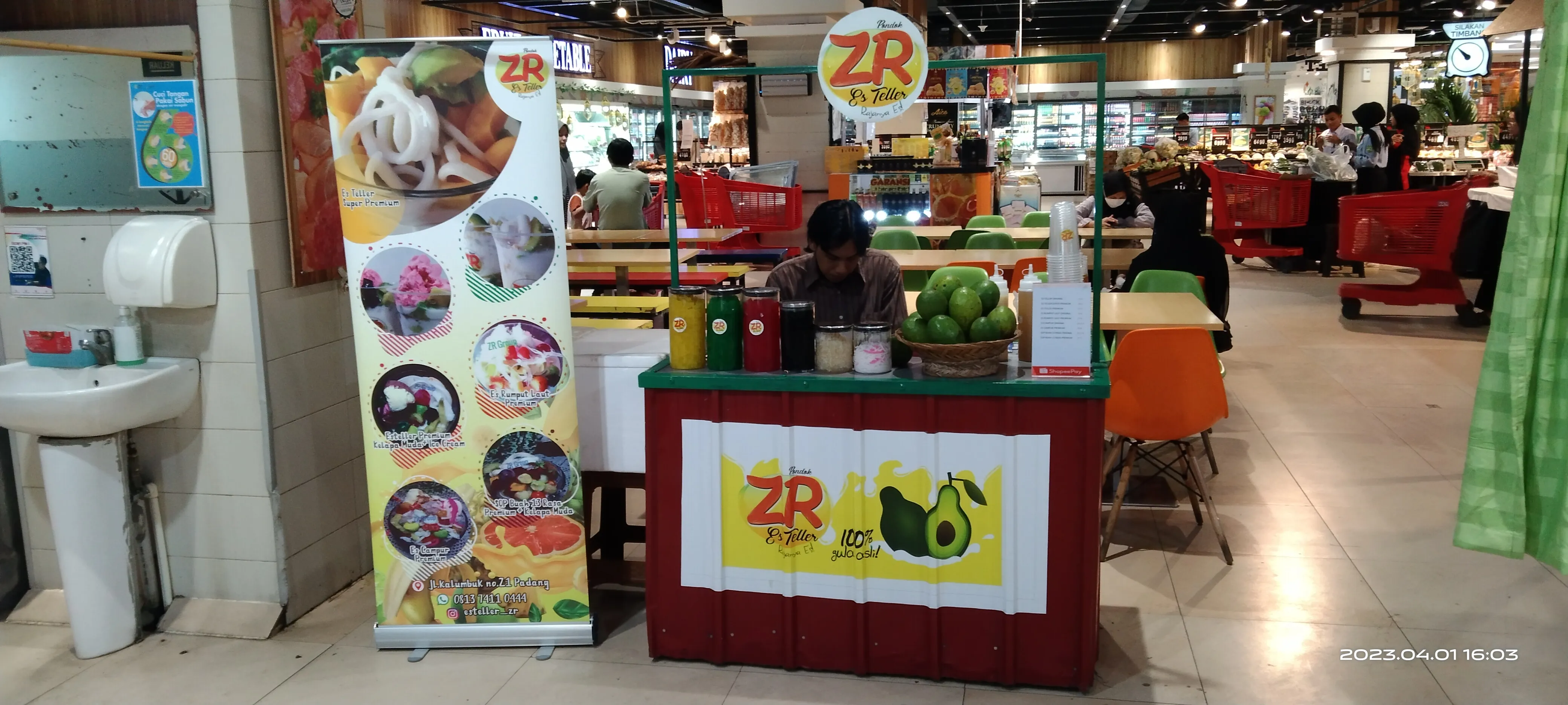 Booth Es Teller ZR di Mall dengan Display Menarik