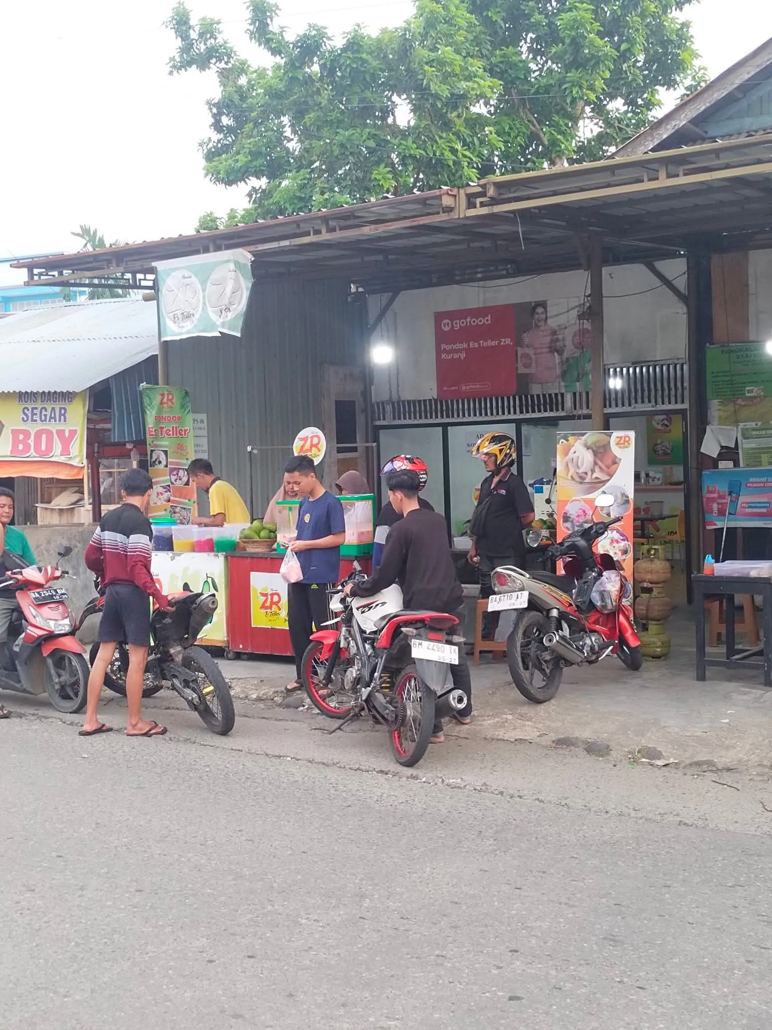 Tampak Depan Pondok Es Teller ZR yang Ramai Pelanggan