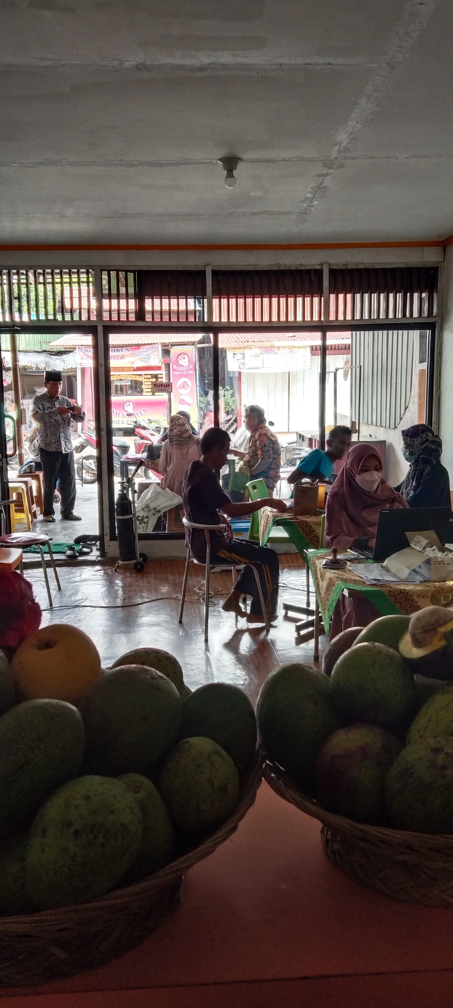 Suasana Dalam Kedai dengan Pelanggan Menikmati Es Teller